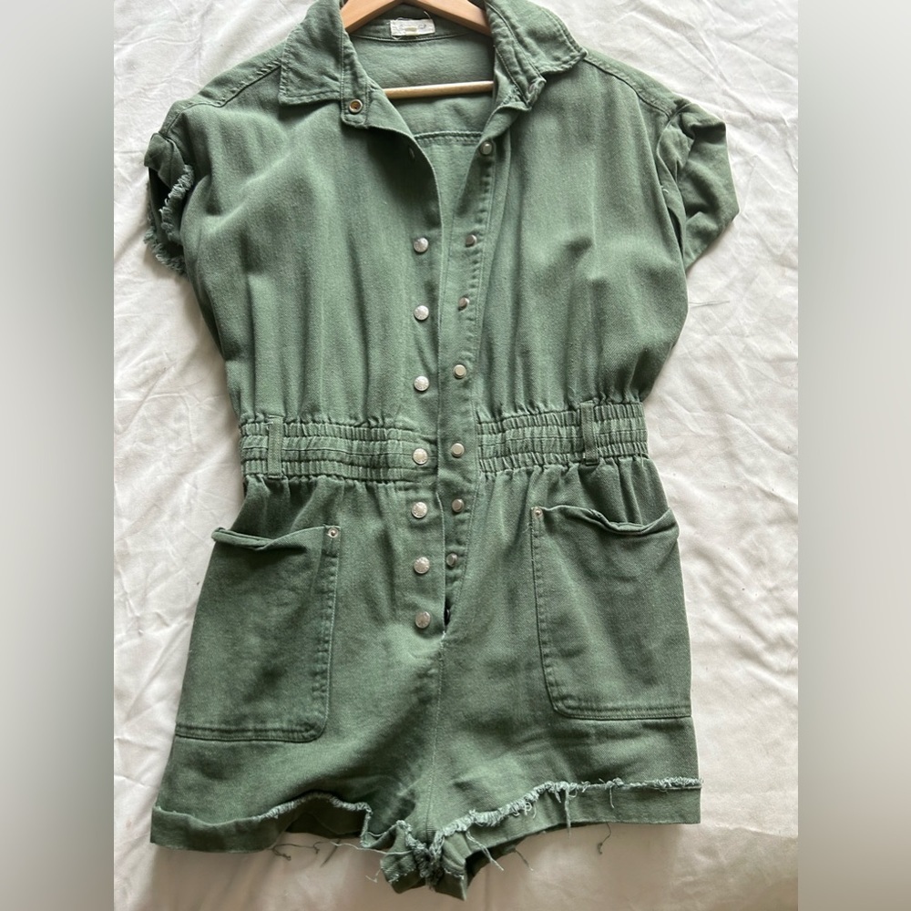 🍃 super cute button down hunter green romper! 🍃
